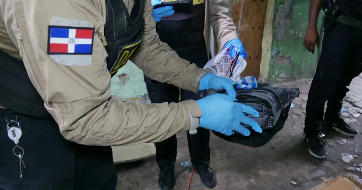 Agentes de la DNCD junto a paquetes de presunta droga decomisada durante los operativos antinarcóticos de octubre