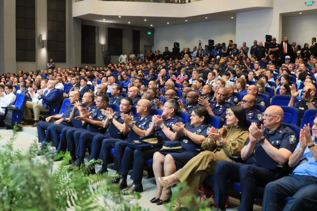 Atletas policiales dominicanos celebran durante los IV Juegos Mundiales de Policías USIP 2026, en los que República Dominicana terminó en el segundo lugar del medallero general
