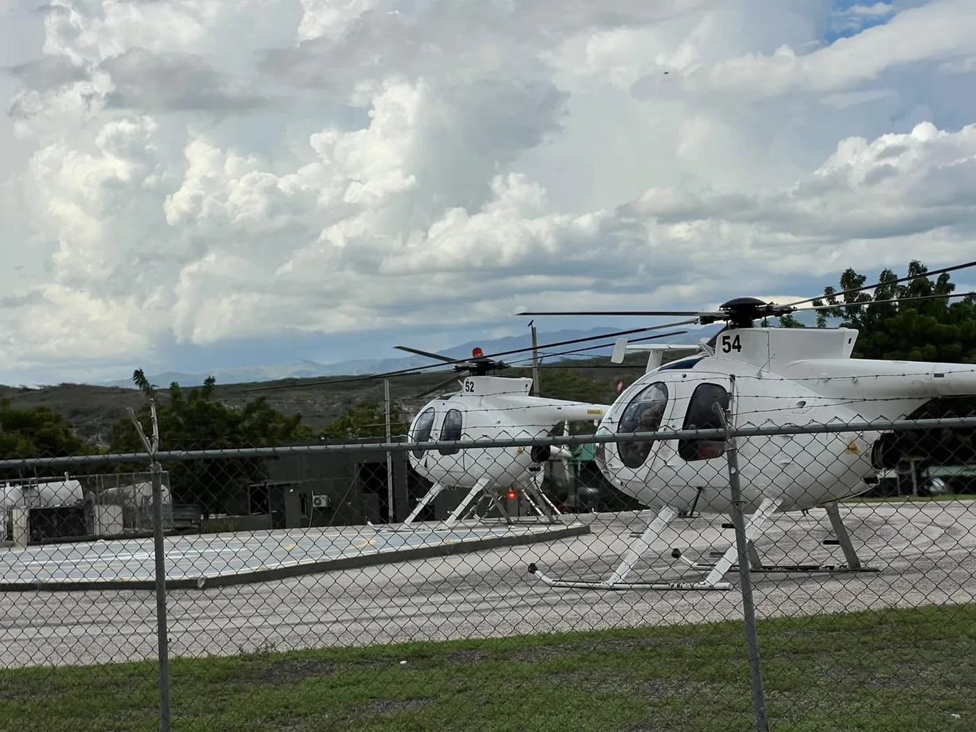 Dos helicópteros MD500E salvadoreños, identificados con los números 52 y 54, en la fortaleza El Rodeo, en Jimaní, durante su escala rumbo a Haití